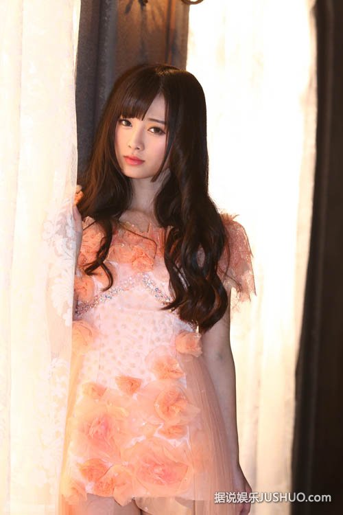 SNH48鞠婧祎甜美写真 粉色纱裙秀美腿