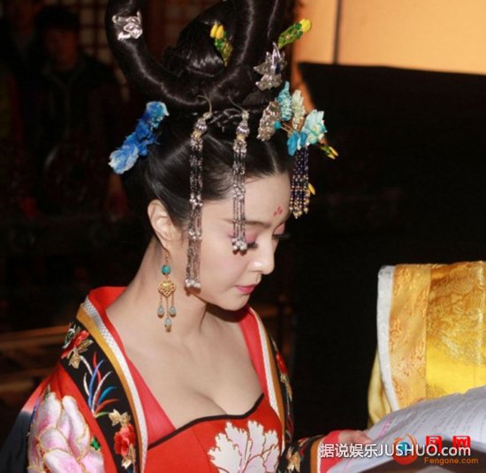 范冰冰《武则天》性感唐装 低胸秀豪乳倾国倾城