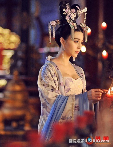 范冰冰《武则天》性感唐装 低胸秀豪乳倾国倾城
