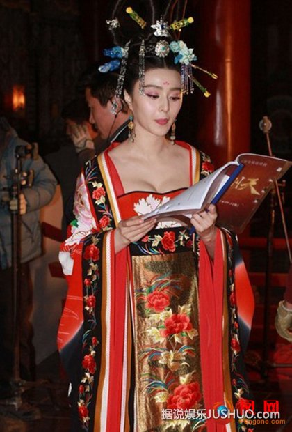 范冰冰《武则天》性感唐装 低胸秀豪乳倾国倾城