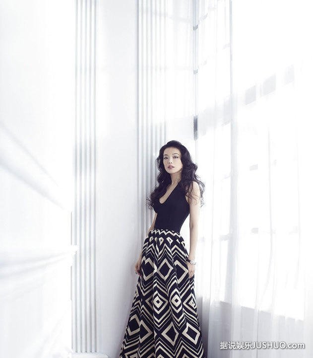 舒淇登杂志封面性感开胸 风情万种羽毛遮不住