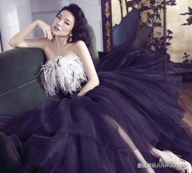 舒淇登杂志封面性感开胸 风情万种羽毛遮不住