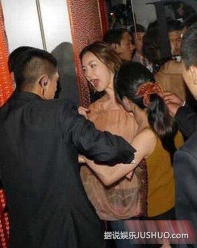 范冰冰王菲杨幂张柏芝 趁乱惨遭摸胸强吻的女星
