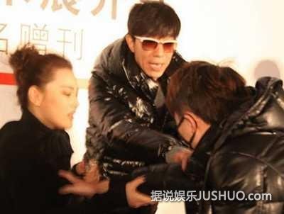 范冰冰王菲杨幂张柏芝 趁乱惨遭摸胸强吻的女星