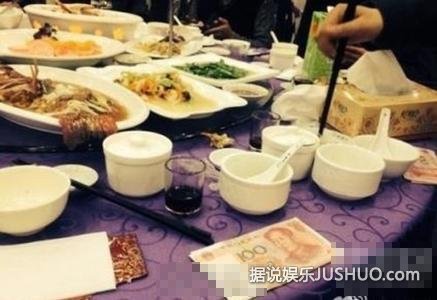 福州现土豪婚宴：压桌菜为大摞人民币