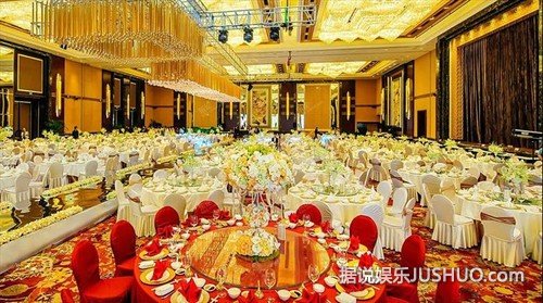 福州现土豪婚宴：压桌菜为大摞人民币