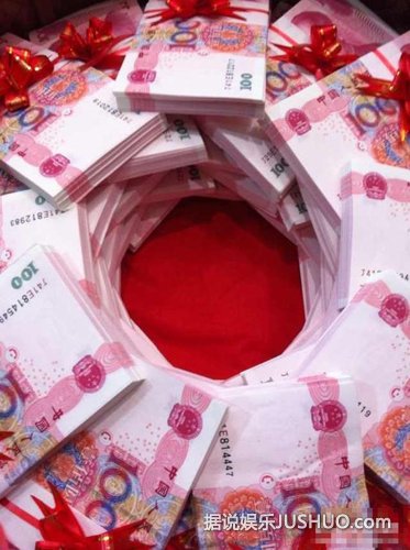 福州现土豪婚宴：压桌菜为大摞人民币
