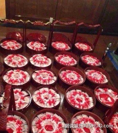 福州现土豪婚宴：压桌菜为大摞人民币