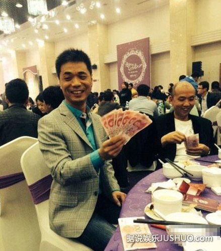 福州现土豪婚宴：压桌菜为大摞人民币