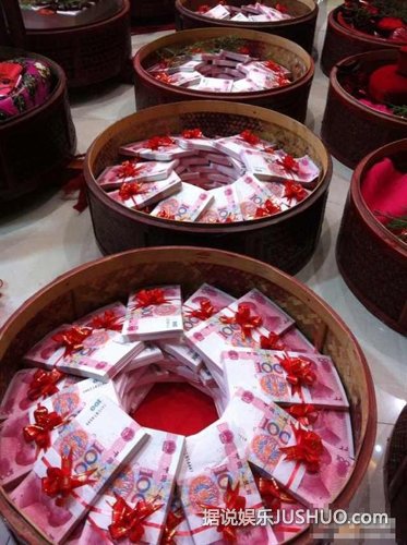 福州现土豪婚宴：压桌菜为大摞人民币