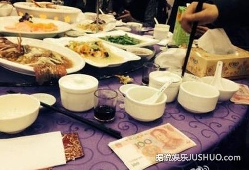 福州现土豪婚宴：压桌菜为大摞人民币