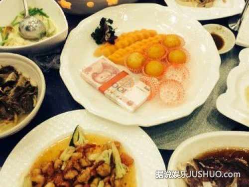 福州现土豪婚宴：压桌菜为大摞人民币
