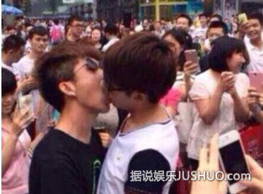 三观尽毁！成都街头惊现男男亲吻大赛 网友：真给四川丢脸