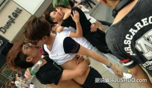 三观尽毁！成都街头惊现男男亲吻大赛 网友：真给四川丢脸