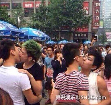 三观尽毁！成都街头惊现男男亲吻大赛 网友：真给四川丢脸
