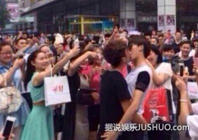 三观尽毁！成都街头惊现男男亲吻大赛 网友：真给四川丢脸