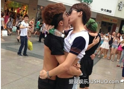 三观尽毁！成都街头惊现男男亲吻大赛 网友：真给四川丢脸