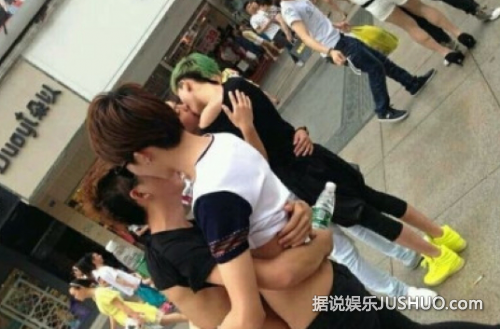 三观尽毁！成都街头惊现男男亲吻大赛 网友：真给四川丢脸
