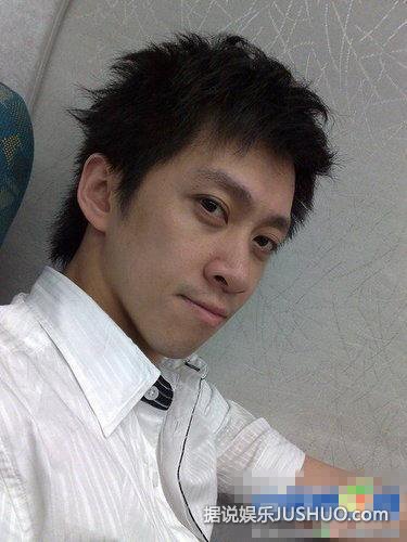 女模李蕙钧穿低胸装搭地铁 撞脸陈汉典