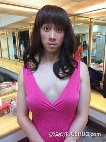 女模李蕙钧穿低胸装搭地铁 撞脸陈汉典