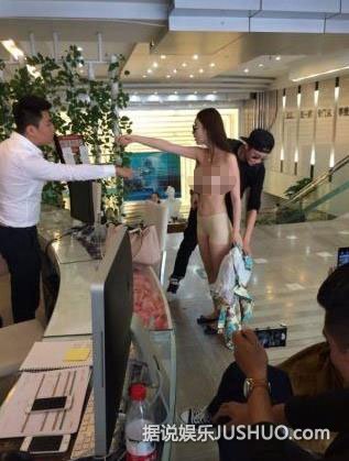 女模湿露露裸体大闹整形医院:当众脱衣 上身全裸 女模湿露露裸体大闹整形医院:当众脱衣 上身全裸