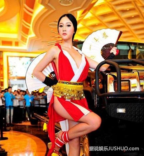 女模湿露露裸体大闹整形医院:当众脱衣 上身全裸 女模湿露露裸体大闹整形医院:当众脱衣 上身全裸