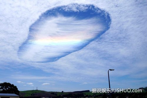维多利亚东部天空出现罕见巨型雨幡洞云 维多利亚东部天空出现罕见巨型雨幡洞云