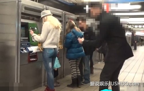 胆真大！女模赤裸下体彩绘牛仔裤 外出竟无人发现