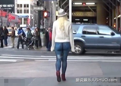胆真大！女模赤裸下体彩绘牛仔裤 外出竟无人发现