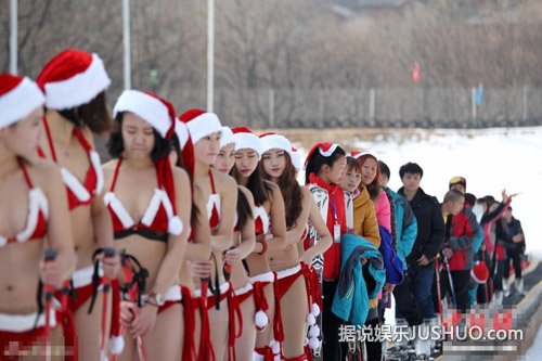 比基尼女郎雪场迎圣诞 曼妙身材＂美丽冻人＂