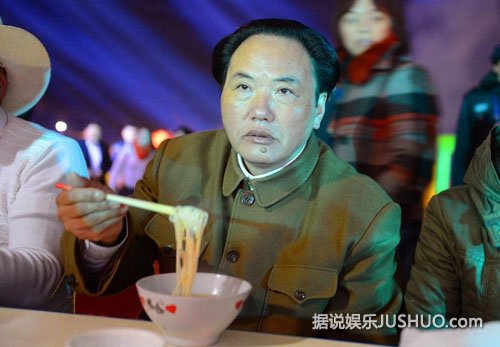 韶山数万群众凌晨祭拜毛泽东 特型演员吃寿面