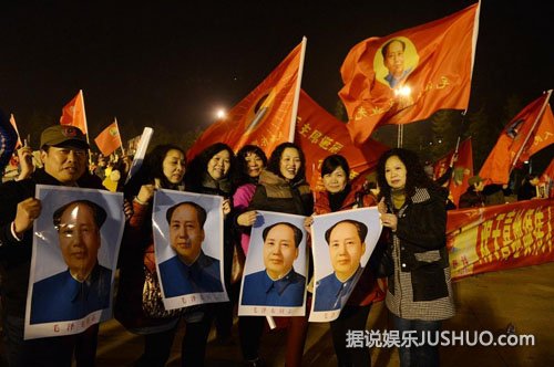 韶山数万群众凌晨祭拜毛泽东 特型演员吃寿面