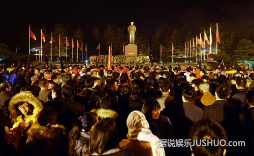 韶山数万群众凌晨祭拜毛泽东 特型演员吃寿面