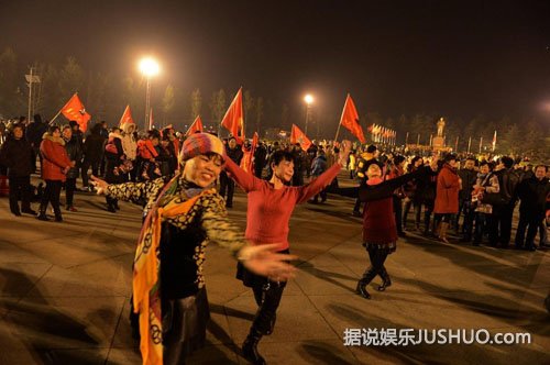 韶山数万群众凌晨祭拜毛泽东 特型演员吃寿面