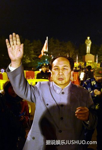 韶山数万群众凌晨祭拜毛泽东 特型演员吃寿面