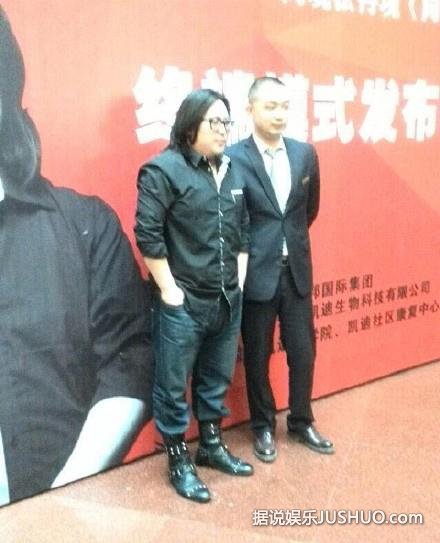 高晓松漂亮女儿罕见露面 与前妻幸福依偎 高晓松漂亮女儿罕见露面 与前妻幸福依偎