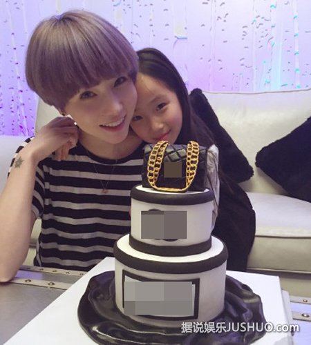 高晓松漂亮女儿罕见露面 与前妻幸福依偎 高晓松漂亮女儿罕见露面 与前妻幸福依偎