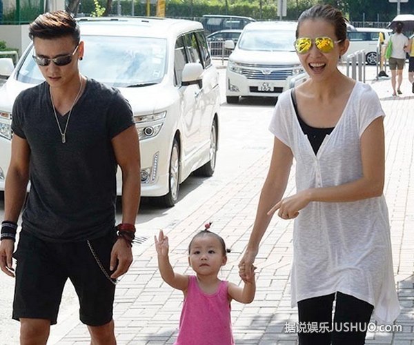 蔡少芬张晋全家出动 一对女儿圆嘟嘟