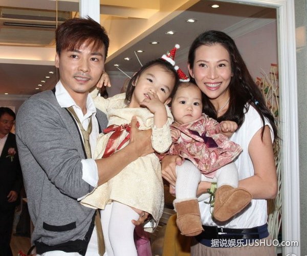 蔡少芬张晋全家出动 一对女儿圆嘟嘟