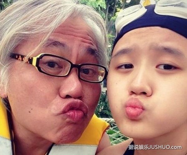 平凡的奇迹：57岁李坤城高调秀爱
