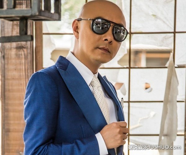 张卫健神清气爽 获赞“最帅光头西装男”