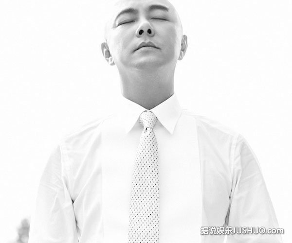 张卫健神清气爽 获赞“最帅光头西装男”