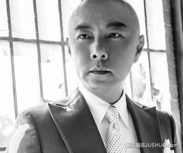 张卫健神清气爽 获赞“最帅光头西装男”