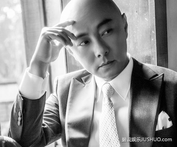 张卫健神清气爽 获赞“最帅光头西装男”