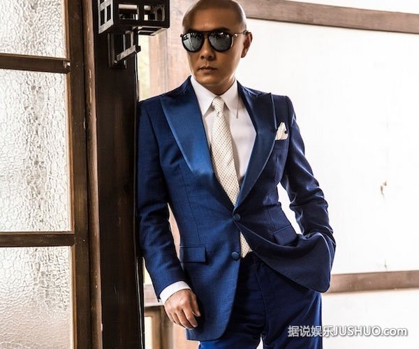 张卫健神清气爽 获赞“最帅光头西装男”