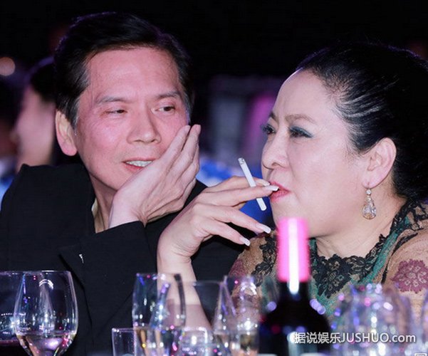 向华强夫人无妆娇羞遮脸 被问星爷护妻心切