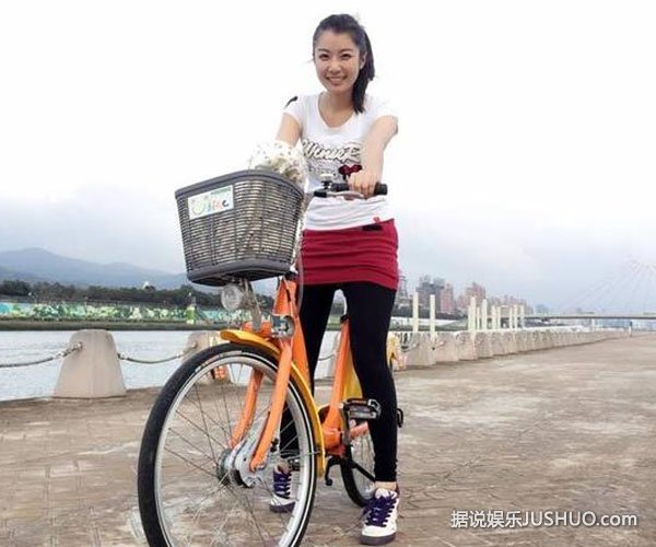 小三周婷羽骑车游公园 晒美照一扫劈腿阴霾