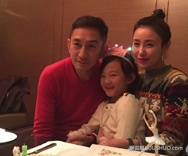 吴启华女儿庆生与小21岁前妻再聚