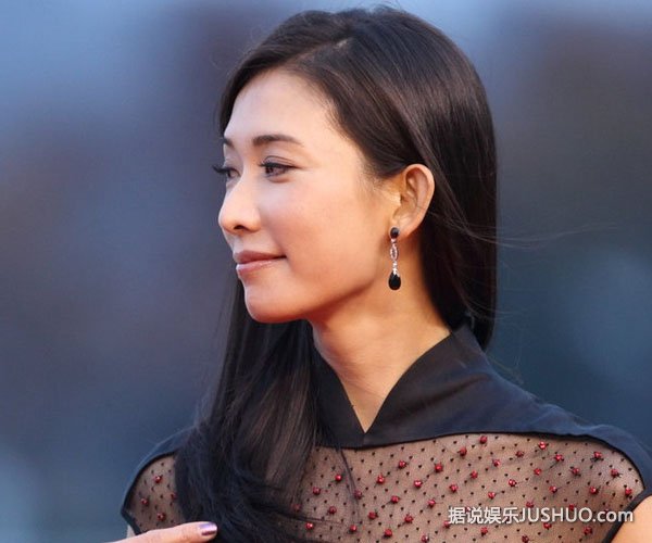 林志玲出席马术比赛 着透视装大秀事业线