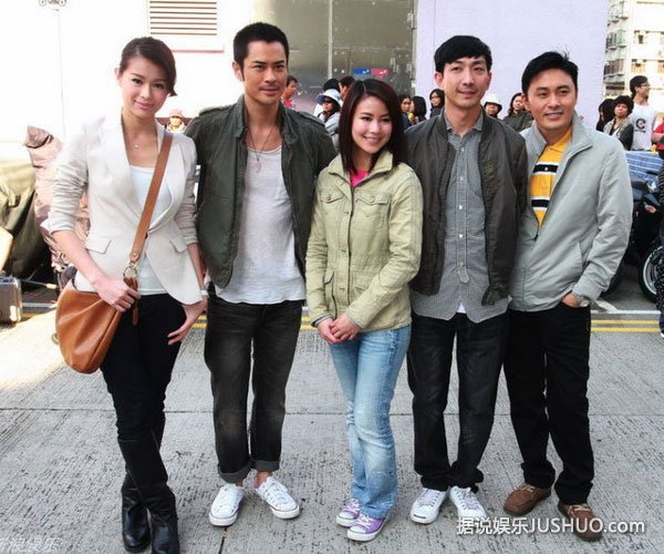 郑嘉颖夜店将丰满女推到墙上激吻